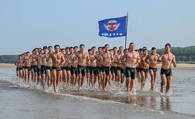 [서울=뉴시스] 육군 특수전사령부 예하 귀성부대는 지난 7일부터 11일까지 충남 태안 안면도 일대에서 폭염을 극복하며 해상침투훈련을 실시했다.이번 훈련은 특전대원들의 해상침투능력을 강화하기 위해 계획되었으며, 실자산을 활용한 해상은밀침투 및 침투장비 운용능력 검증을 중점으로 강도 높게 진행되었다. 사진은 귀성부대 특전대원들이 본격적인 해상침투훈련에 앞서 체력단련을 하고 있다. (사진=육군 제공) 2025.07.11. photo@newsis.com *재판매 및 DB 금지