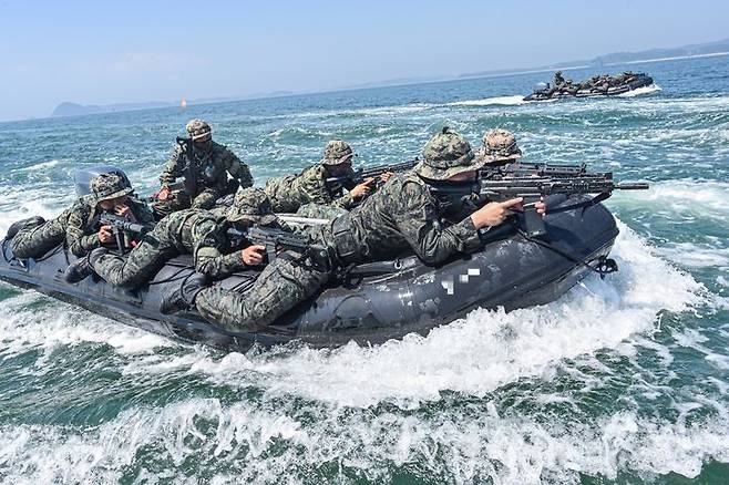 [서울=뉴시스] 육군 특수전사령부 예하 귀성부대는 지난 7일부터 11일까지 충남 태안 안면도 일대에서 폭염을 극복하며 해상침투훈련을 실시했다.이번 훈련은 특전대원들의 해상침투능력을 강화하기 위해 계획되었으며, 실자산을 활용한 해상은밀침투 및 침투장비 운용능력 검증을 중점으로 강도 높게 진행되었다. 사진은 귀성부대 특전대원들이 고무보트를 활용한 해상고속침투 훈련을 하고 있다. (사진=육군 제공) 2025.07.11. photo@newsis.com *재판매 및 DB 금지