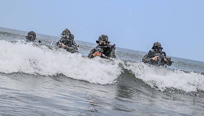 [서울=뉴시스] 육군 특수전사령부 예하 귀성부대는 지난 7일부터 11일까지 충남 태안 안면도 일대에서 폭염을 극복하며 해상침투훈련을 실시했다.이번 훈련은 특전대원들의 해상침투능력을 강화하기 위해 계획되었으며, 실자산을 활용한 해상은밀침투 및 침투장비 운용능력 검증을 중점으로 강도 높게 진행되었다. 사진은 귀성부대 특전대원들이 해상은밀침투 절차를 훈련하고 있다. (사진=육군 제공) 2025.07.11. photo@newsis.com *재판매 및 DB 금지