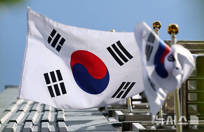 [대구=뉴시스] 이무열 기자 = 제79주년 광복절인 15일 대구의 한 아파트에 태극기가 게양돼 있다. 2024.08.15. lmy@newsis.com