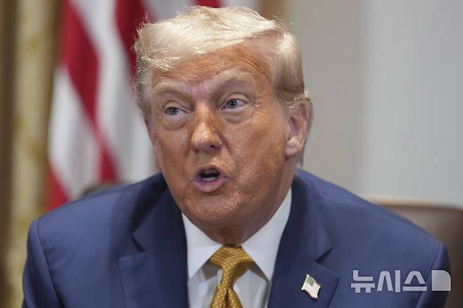 [워싱턴=AP/뉴시스] 도널드 트럼프 미국 대통령이 브라질·중국·러시아 등 신흥 경제국 연합체 브릭스(BRICS)의 '탈(脫)달러화' 움직임에 격분해 브라질에 대해 50% 관세 부과를 결정했다는 보도가 나왔다. 사진은 트럼프 대통령이 8일(현지 시간) 워싱턴 백악관에서 내각회의를 주재하는 모습. 2025.07.09.