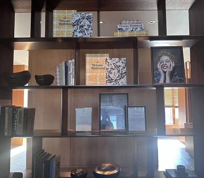 [서울=뉴시스] 전병훈 기자 = 지난 10일 방문한 신라호텔  '더 이그제큐티브 라운지' 입구에 마련된 비비안 웨스트우드 전시 *재판매 및 DB 금지