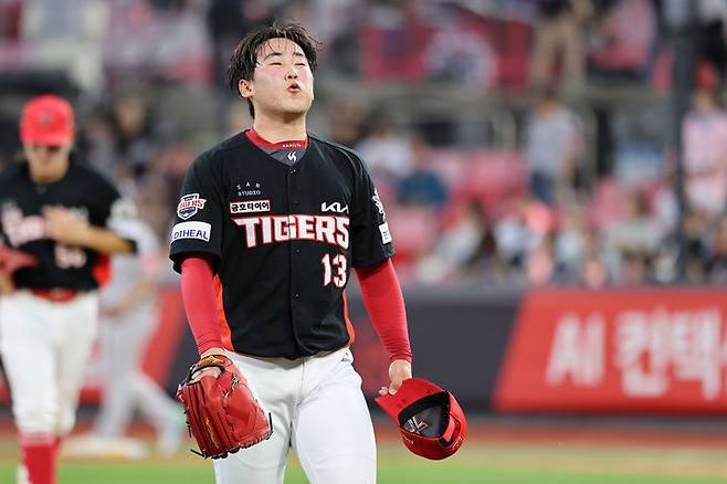 [서울=뉴시스] 프로야구 KIA 타이거즈 윤영철이 20일 수원KT위즈파크에서 열린 2025 신한 쏠뱅크 KBO리그 KT 위즈와의 경기에 선발 등판해 마운드를 내려가고 있다. (사진=KIA 타이거즈 제공) 2025.05.20. *재판매 및 DB 금지