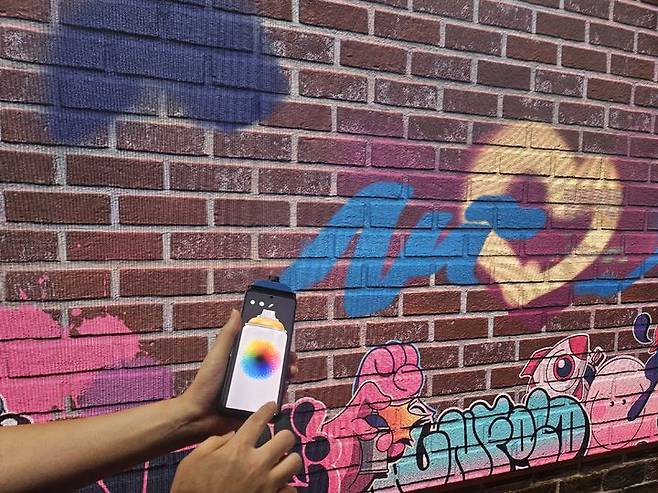 [뉴욕=뉴시스] 박은비 기자 = 10일(현지 시간) 뉴욕 도심에 위치한 '갤럭시 익스피리언스 스페이스'를 찾았다. 사진은 갤럭시 플립7 전시존에서 그래피티를 체험한 모습. 2025.07.10. silverline@newsis.com *재판매 및 DB 금지