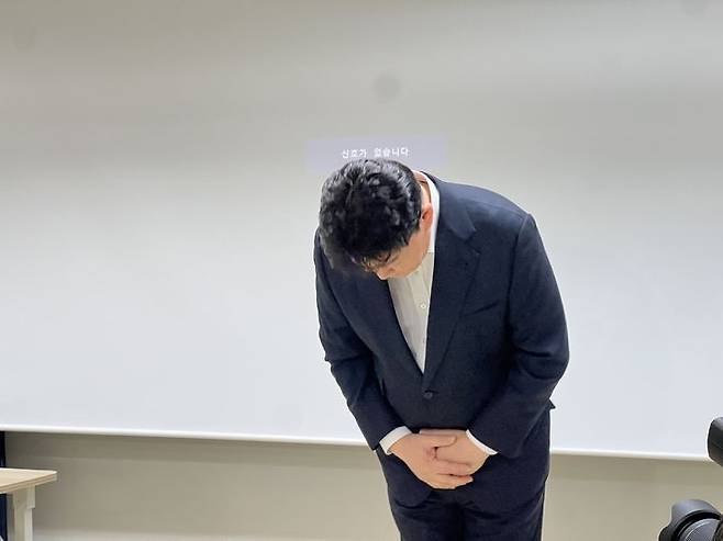 [서울=뉴시스] 김민성 기자 = 백종원 더본코리아 대표가 28일 서울 서초구에서 열린 더본코리아 정기주주총회가 끝난 후 취재진에게 고개숙여 사과하고 있다.2025.03.28. kms@newsis.com *재판매 및 DB 금지