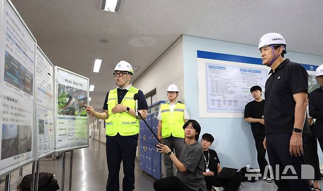[서울=뉴시스] 전진환 기자 = 오세훈 서울시장이 11일 오전 서울 강서구 서울시메트로9호선 김포차량기지를 찾아 2025년 폭염대책 추진현황을 보고 받고 있다.  2025.07.11. amin2@newsis.com
