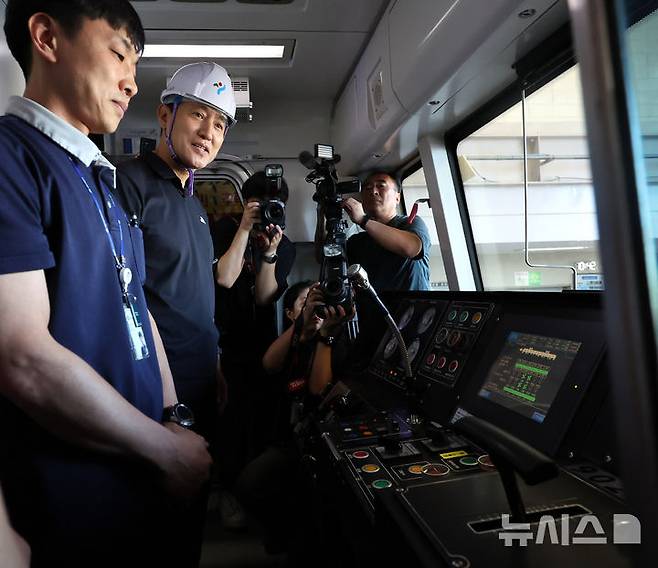 [서울=뉴시스] 전진환 기자 = 오세훈 서울시장이 11일 오전 폭염대책 점검을 위해 서울 강서구 서울시메트로9호선 김포차량기지를 찾아 전동차에 올라 자동냉방제어를 확인하고 있다.  2025.07.11. amin2@newsis.com