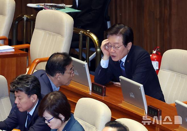 [서울=뉴시스] 고승민 기자 = 이재명 대통령이 더불어민주당 당대표 시절인 지난해 9월5일 국회 본회의 도중 김윤덕 의원과 대화하고 있다. 2024.09.05. kkssmm99@newsis.com