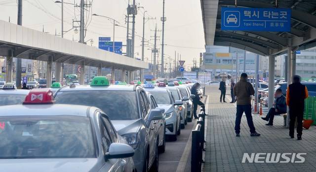 [광주=뉴시스] 승객 기다리는 택시. (사진=뉴시스 DB). photo@newsis.com