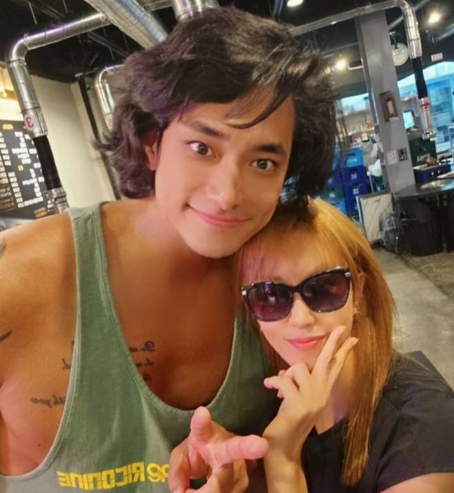 [서울=뉴시스] 김요한(왼쪽), 김완선. (사진=김완선 인스타그램 캡처) 2025.07.11. photo@newsis.com *재판매 및 DB 금지