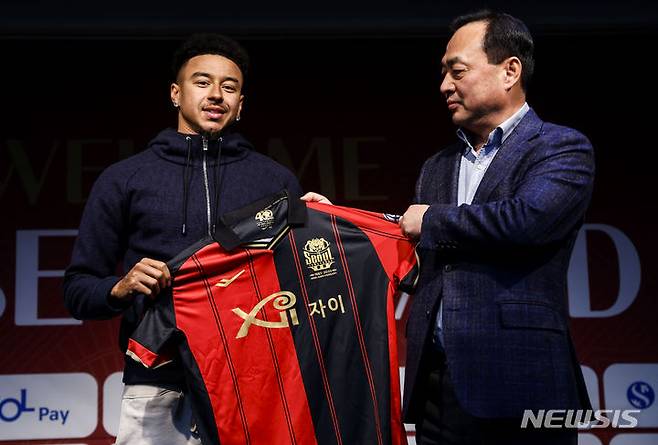 [서울=뉴시스] 정병혁 기자 = 잉글랜드 축구 국가대표 출신 제시 린가드가 지난해 2월8일 서울 마포구 서울월드컵경기장에서 열린 FC서울 입단 기자회견에서 유니폼을 전달받고 있다. 2024.02.08. jhope@newsis.com
