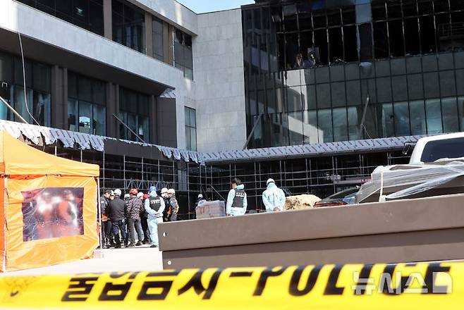 [부산=뉴시스] 하경민 기자 = 부산경찰청, 부산소방재난본부, 국립과학수사연구원, 국립재난안전원 등이 16일 부산 기장군 반얀트리 해운대 부산 리조트 신축 공사장 화재현장에서 화재원인을 밝히기 위한 합동감식을 벌이고 있다. 이 곳에서는 지난 14일 오전 10시51분께 불이 나 작업자 6명이 사망하고, 1명이 경상을 입었다. 2025.02.16. yulnetphoto@newsis.com