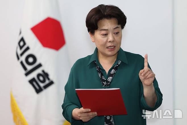 [서울=뉴시스] 김명년 기자 = 윤희숙 국민의힘 혁신위원장이 난 10일 오후 서울 여의도 국민의힘 중앙당사에서 열린 혁신위 1차 회의 결과 브리핑에서 질문에 답하고 있다.  2025.07.10. kmn@newsis.com
