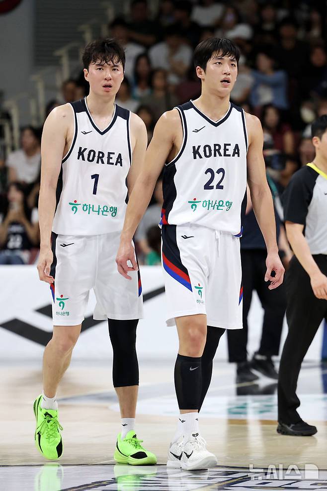 [안양=뉴시스] 조성우 기자 = 11일 오후 안양 동안구 정관장 아레나에서 열린 2025 남자농구 국가대표 평가전 대한민국과 일본의 경기, 한국 이현중(1번)과 여준석이 전반전이 끝난 뒤 대화하고 있다. 2025.07.11. xconfind@newsis.com