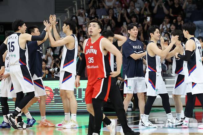 [안양=뉴시스] 조성우 기자 = 11일 오후 안양 동안구 정관장 아레나에서 열린 2025 남자농구 국가대표 평가전 대한민국과 일본의 경기, 대한민국 이현중이 일본에 91-77로 승리를 거둔 뒤 기뻐하고 있다. 2025.07.11. xconfind@newsis.com