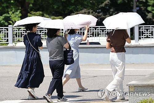 양산은 여름 필수품 [연합뉴스 제공]