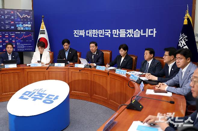 더불어민주당 김병기 당대표 직무대행 겸 원내대표가 9일 서울 여의도 국회에서 열린 최고위원회의에서 발언을 하고 있다. 윤창원 기자