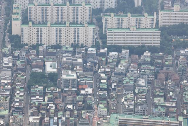 전세사기 사태 등으로 비아파트 공급 절벽이 심화하는 가운데 6일 서울 송파구 롯데월드타워 전망대 서울스카이에서 바라본 서울 시내 아파트 및 빌라단지의 모습. 연합뉴스