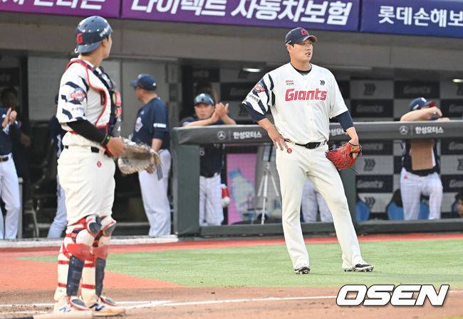 [OSEN=부산, 이석우 기자] 10일 부산 사직야구장에서 2025 신한 SOL 뱅크 KBO 리그 롯데 자이언츠와 두산 베어스의 경기가 열렸다. 홈팀 롯데는 나균안이, 방문팀 두산은 잭로그가 선발 출전했다.롯데 자이언츠 선발 투수 나균안이 3회초 무사 1,2루 두산 베어스 이유찬의 희생 번트때 1루 송구 실책을 하고 실점한 후 아쉬워하고 있다. 2025.07.10 / foto0307@osen.co.kr