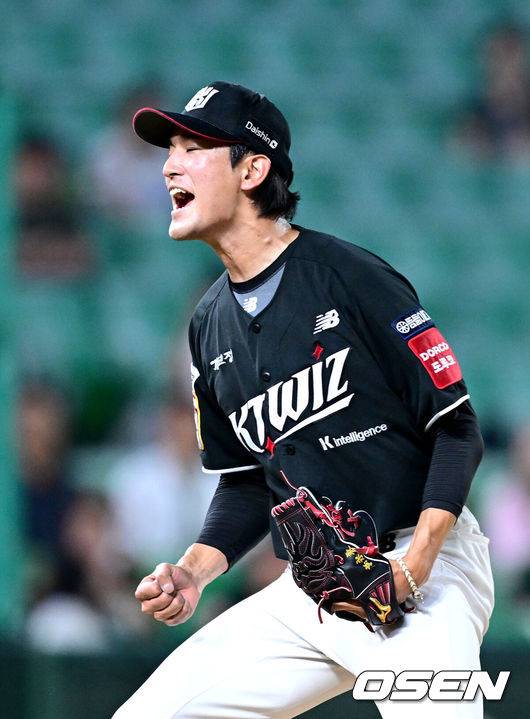 [OSEN=인천, 최규한 기자] 10일 인천 SSG랜더스필드에서 ‘2025 신한 SOL Bank KBO리그’ SSG 랜더스와 KT 위즈의 경기가 열렸다.홈팀 SSG는 드류 앤더슨, 방문팀 KT는 고영표를 선발로 내세웠다.6회말 2사 주자없는 상황 SSG 정준재를 삼진으로 이끌며 실점없이 이닝을 막아낸 KT 선발 고영표가 환호하고 있다 . 2025.07.10 / dreamer@osen.co.kr