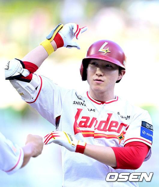 [OSEN=인천, 최규한 기자] 10일 인천 SSG랜더스필드에서 ‘2025 신한 SOL Bank KBO리그’ SSG 랜더스와 KT 위즈의 경기가 열렸다.홈팀 SSG는 드류 앤더슨, 방문팀 KT는 고영표를 선발로 내세웠다.2회말 2사 2루 상황 SSG 박성한이 달아나는 1타점 적시타를 날리고 1루에 안착해 기뻐하고 있다. 2025.07.10 / dreamer@osen.co.kr