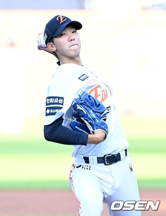 [OSEN=대전, 이대선 기자] 10일 오후 대전 한화생명볼파크에서 2025 신한 SOL Bank KBO리그 한화 이글스와 KIA 타이거즈의 경기가 열렸다.한화는 황준서, KIA는 네일을 선발로 내세웠다.1회초 무사에서 한화 선발투수 황준서가 역투하고 있다. 2025.07.10 /sunday@osen.co.kr