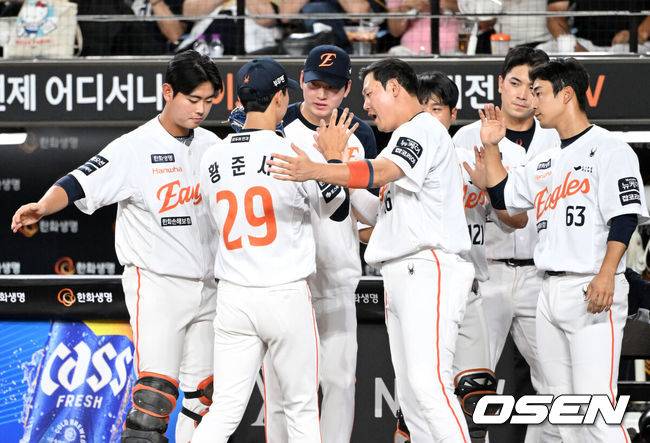 [OSEN=대전, 이대선 기자] 10일 오후 대전 한화생명볼파크에서 2025 신한 SOL Bank KBO리그 한화 이글스와 KIA 타이거즈의 경기가 열렸다.한화는 황준서, KIA는 네일을 선발로 내세웠다.7회초 1사에서 한화 황준서가 마운드르르 내려가고  있다. 2025.07.10 /sunday@osen.co.kr