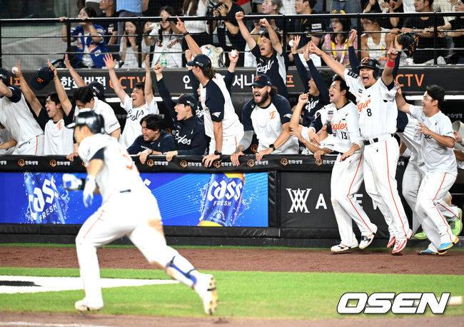 [OSEN=대전, 이대선 기자] 프로야구 한화 이글스가 짜릿한 끝내기 승리로 전반기를 피날레했다. 1위 팀의 위용을 보여주며 시즌 29번째 역전승을 거뒀다.&nbsp;한화는 10일 대전 한화생명볼파크에서 치러진 2025 신한 SOL Bank KBO리그 KIA 타이거즈와의 홈경기를 3-2 끝내기로 승리했다.&nbsp;1-2로 뒤진 9회말&nbsp;KIA 마무리투수 정해영을 상대로 루이스 리베라토의 밀어내기 볼넷으로 동점을 만든 뒤 문현빈의 10구 풀카운트 승부 끝에 끝내기 안타로 대역전극을&nbsp;완성했다.&nbsp;9회말 2사 만루에서 한화 문현빈의 끝내기 안타 때 한화 선수들이 환호하고 있다. 2025.07.10 /sunday@osen.co.kr