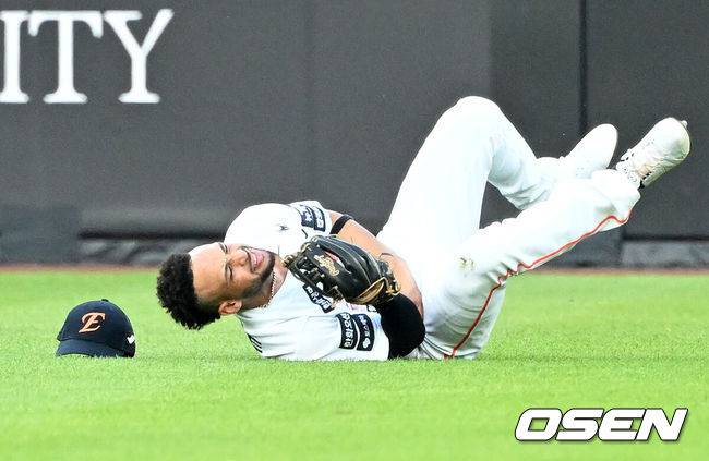 [OSEN=대전, 이대선 기자] 9일 오후 대전 한화생명볼파크에서 2025 신한 SOL Bank KBO리그 한화 이글스와 KIA 타이거즈의 경기가 열렸다.한화는 문동주, KIA는 양현종 선발로 내세웠다.3회초 1사에서 한화 리베라토가 KIA 위즈덤의 타구를 잡아내고 있다. 2025.07.08 /sunday@osen.co.kr