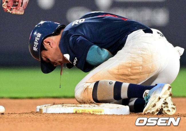 [OSEN=수원, 조은정 기자]12일 오후 수원 KT위즈파크에서 ‘2025 신한 SOL Bank KBO리그’ KT 위즈와 롯데 자이언츠의 경기가 열렸다.이날 홈팀 KT의 선발투수는 소형준, 방문팀 롯데는 김진욱이 나선다.연장 10회초 1사 1루 롯데 장두성이 KT 투수 박영현 송구 실책 때 2루까지 진루한 후 고통을 호소하고 있다. 대주자 한승현으로 교체됐다. 2025.06.12 /cej@osen.co.kr