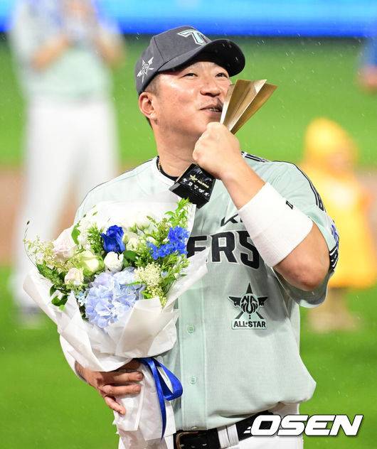 [OSEN=인천, 지형준 기자] 나눔 올스타(LG, NC, KIA, 한화, 키움)가 3년 연속 승리했다.&nbsp;나눔 올스타(LG, NC, KIA, 한화, 키움)는 6일 인천 SSG랜더스필드에서 열린 2024 KBO&nbsp;올스타전에서 최형우와 오스틴의 홈런포를 앞세워&nbsp;드림 올스타(KT, SSG, 두산, 롯데, 삼성)에 4-2로 승리했다.KIA 최형우가 미스터 올스타에 선정되며 트로피에 키스를 하고 있다. 2024.07.05 / jpnews@osen.co.kr