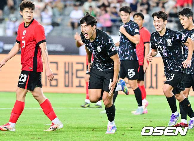 [OSEN=용인, 박준형 기자] 11일 오후 용인 미르스타디움에서 2025 동아시아축구연맹(EAFF) E-1 챔피언십(동아시안컵) 한국과 홍콩의 경기가 진행됐다.지난 7일 중국과의 1차전에서 3-0 완승을 거둔 한국은 2연승을 통해 통산 6번째 우승 가능성을 키우겠다는 목표를 세웠다.후반 이호재가 헤더로 추가골을 넣고 기뻐하고 있다. 2025.07.11 / soul1014@osen.co.kr