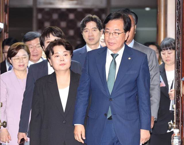 ▲국민의힘 송언석 비상대책위원장 겸 원내대표와 윤희숙 신임 혁신위원장이 지난 9일 서울 여의도 국회에서 열린 의원총회에 입장하고 있다. ⓒ연합뉴스