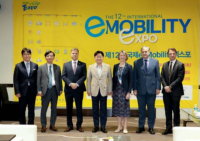 Cérémonie d'ouverture de la douzième exposition de la mobilité électronique internationale. L'île de Jeju fournie