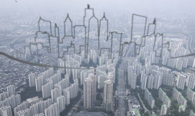 서울 송파구의 롯데월드타워 스카이라운지에서 본 강남과 송파지역 아파트 모습. 뉴시스