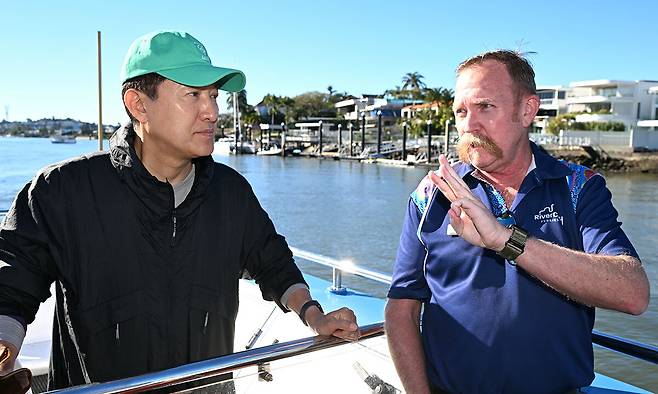 오세훈 서울시장(왼쪽)이 8일(현지시간) 호주 브리즈번 수상버스 ‘시티캣’에 탑승해 관계자로부터 운항 경험과 안전관리 방안 등을 듣고 있다. 서울시 제공