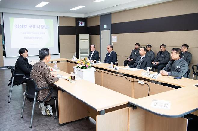 삼양컴택 김종일 대표(가운데)가 김장호 구미시장을 만나 대화를 나누고&nbsp;있다. 구미시청 홈페이지 캡쳐