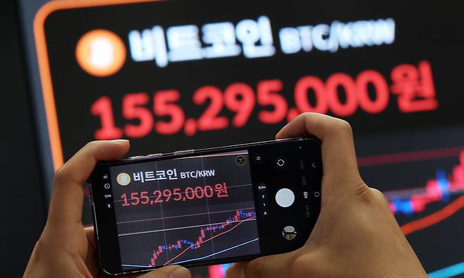 가상화폐 대장주 비트코인이 연일 신고가를 경신하는 가운데 11일 서울 서초구 빗썸라운지 강남본점 전광판에 비트코인 거래 가격이 표시되고 있다. 뉴스1
