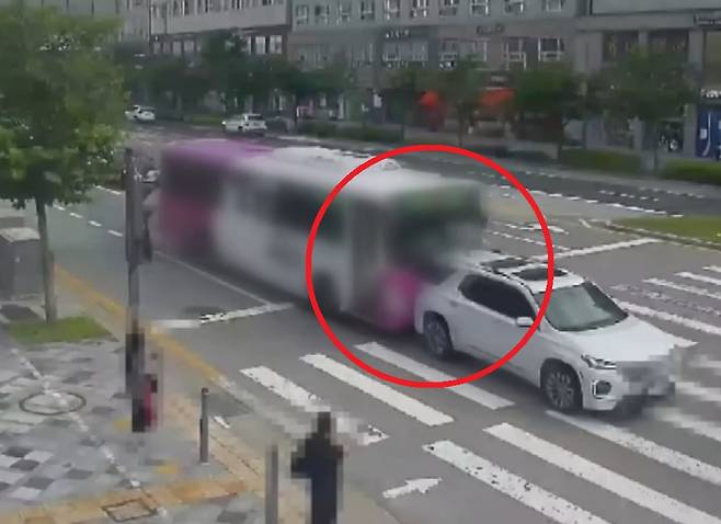 지난달 16일 세종시 나성동의 한 도로에서 60대 버스기사가 앞차를 들이받고도 150m가량 주행을 이어가는 모습. 세종시청 제공