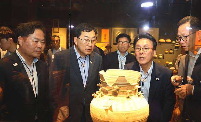 김민석 총리가 11일 경주국립박물관에서 국보급 보물을 살펴보고 있다. (왼쪽부터 김학홍 경북도 행정부지사, 주낙영 경주시장, 김민석 총리). 경주시 제공&nbsp;