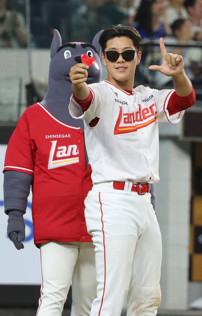 11일 오후 대전 한화생명볼파크에서 열린 '2025 KBO 퓨처스 올스타전' 북부 올스타와 남부 올스타의 경기. 7회말 북부 공격 1사 2루 상황에서 SSG 이율예가 춤 퍼포먼스를 하며 마운드에 올라서고 있다. 연합뉴스