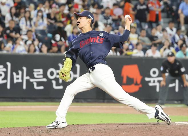 11일 오후 대전 한화생명볼파크에서 열린 '2025 KBO 퓨처스 올스타전' 북부 올스타와 남부 올스타의 경기. 8회말 남부 투수 롯데 이영재가 콧수염 퍼포먼스를 하고 역투하고 있다. 연합뉴스