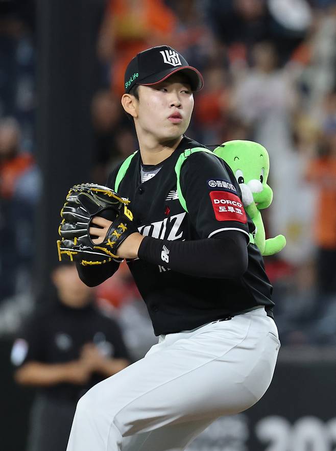 11일 대전 한화생명볼파크에서 열린 KBO 퓨처스 올스타전에서 남부올스타 투수 김재원이 둘리 가방을 매고 등판하고 있다. 뉴스1