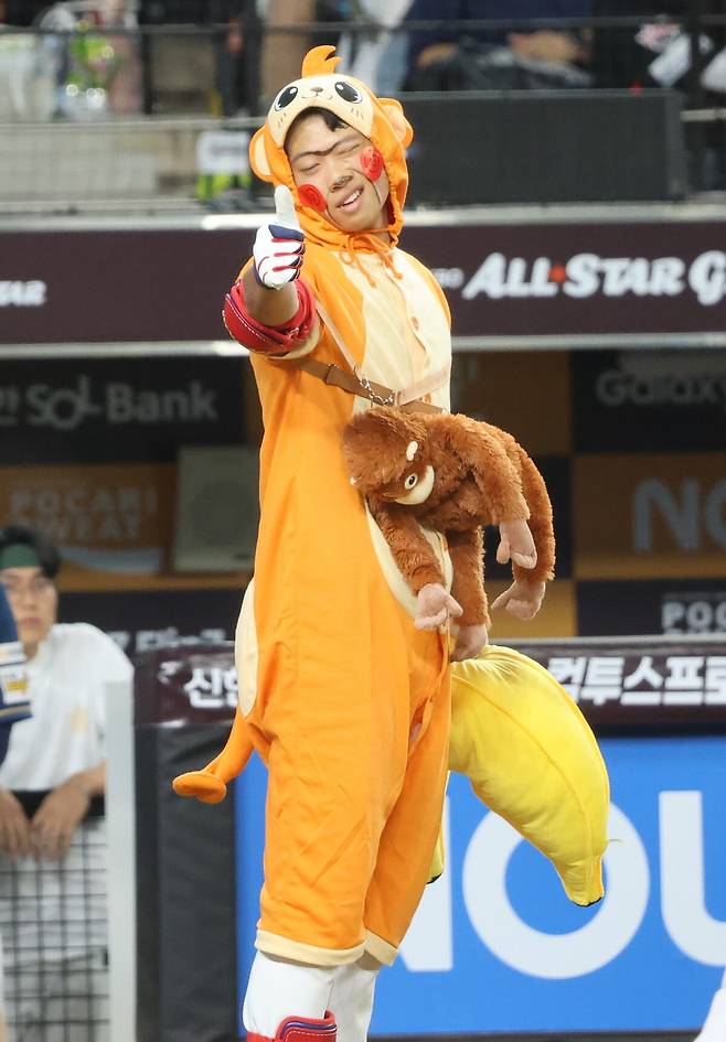 11일 오후 대전 한화생명볼파크에서 열린 '2025 KBO 퓨처스 올스타전' 북부 올스타와 남부 올스타의 경기. 8회초 남부 공격 1사 1루 상황에서 기아 박재현이 코스튬 옷을 입고 춤을 추며 마운드에 올라서고 있다. 연합뉴스