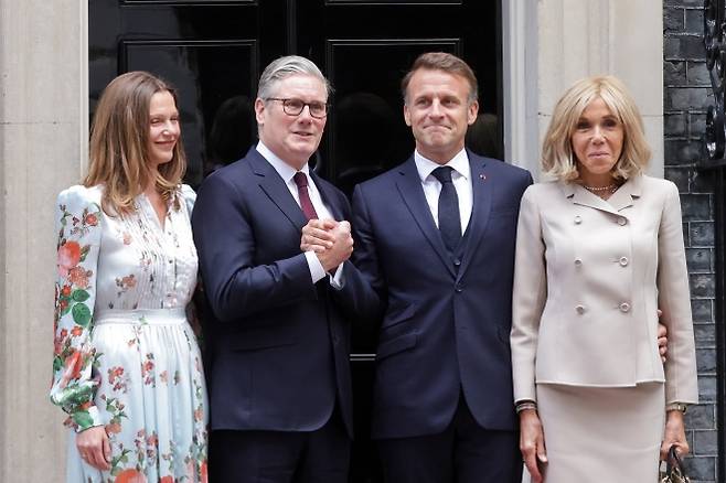 키어 스타머(왼쪽 두 번째) 영국 총리 부부가 9일(현지시간) 런던 다우닝가 10번지 총리실에서 에마뉘엘 마크롱(왼쪽 세 번째) 프랑스 대통령 부부와 기념촬영을 하고 있다. 런던 AP 뉴시스