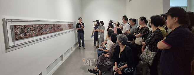 서울 노원문화예술회관 노원아트뮤지엄에서 열린 ‘뉴욕의 거장들’ 전시에서 지난달 24일 이정한 도슨트가 관람객들에게 미국 추상표현주의 화가 잭슨 폴록의 ‘수평적 구조’에 대해 설명하고 있다.