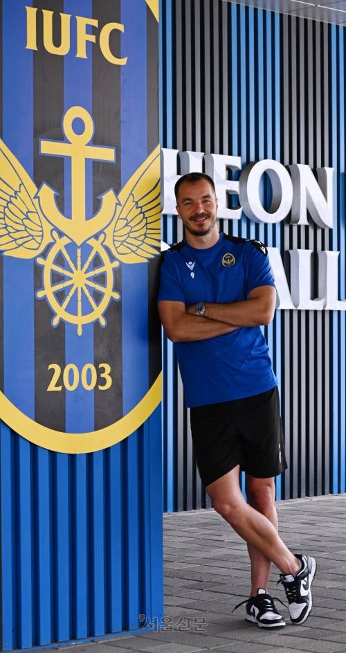 무고사가 인천 연수구 클럽하우스에서 활짝 웃고 있는 모습. 안주영 전문기자