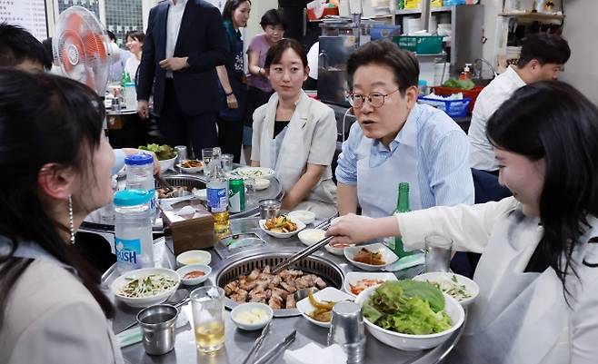 이재명 대통령이 11일 서울 종로구 한 식당에서 시민들과 ‘삼겹살 외식’을 하고 있다. 뉴시스