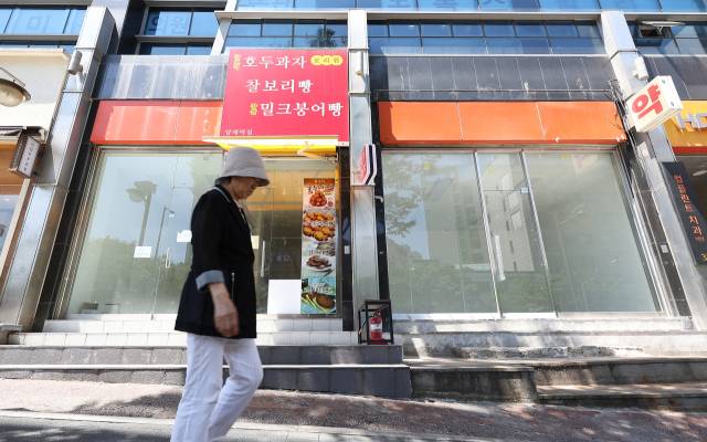 10일 서울 서초구 양재역 인근 상점들이 연달아 비어 있다. 연합뉴스