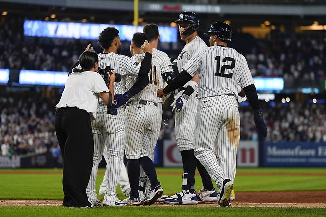 뉴욕 양키스 선수들이 11일 미국 뉴욕 양키스타디움에서 열린 2025 메이저리그 시애틀 매리너스와 홈경기에서 10회말 끝내기 희생플라이를 친 애런 저지와 기뻐하고 있다.   뉴욕 | AP연합뉴스